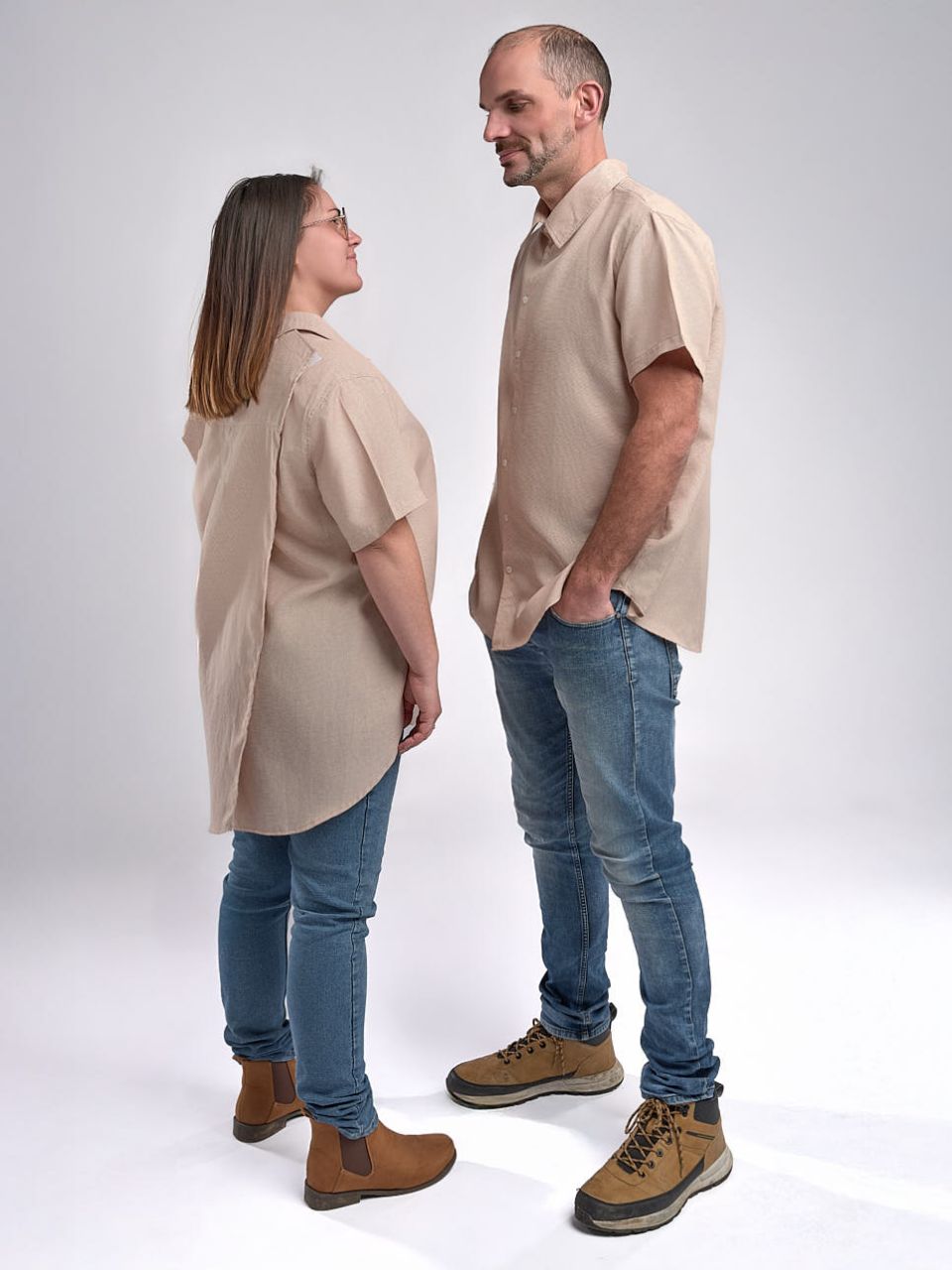 Chemise adaptative scratch dans le dos mixte ouverture complète dans le dos faux boutons sur le devant