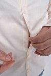 Chemise adaptative boutons aimantés ouverture zippée sur les côtés pour faciliter le passage des bras