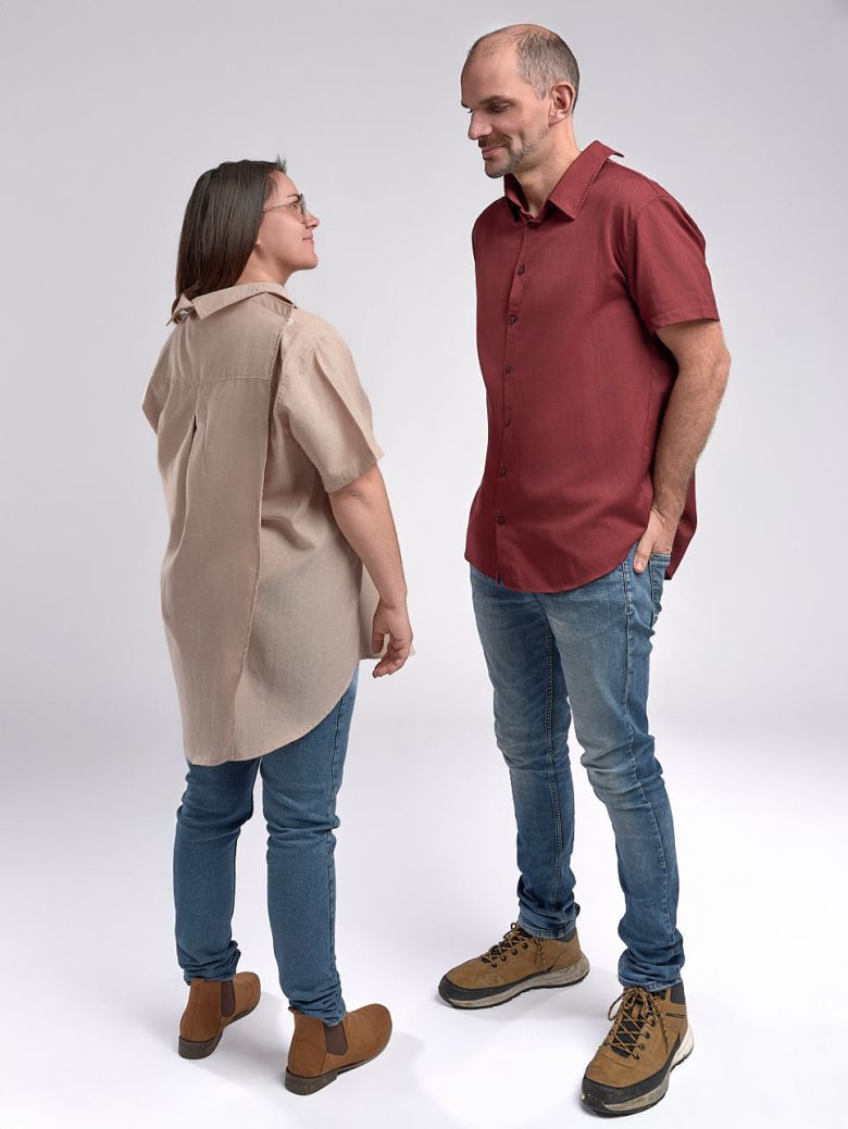 Chemise adaptative scratch dans le dos mixte ouverture complète dans le dos faux boutons sur le devant