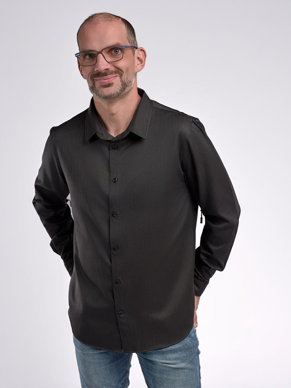 Chemise adaptative homme boutons aimantés ouverture zippée sur les côtés pour faciliter le passage des bras