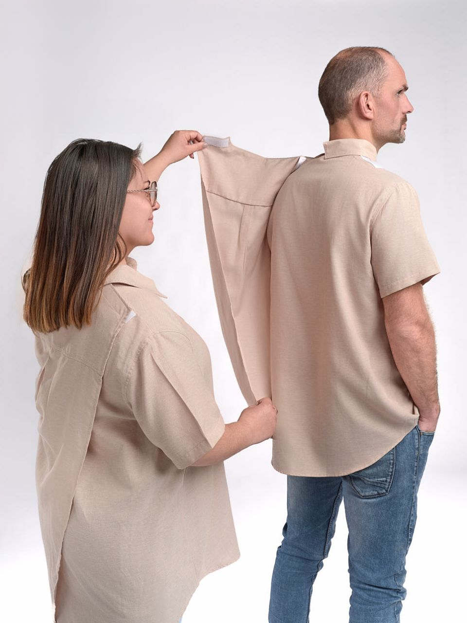 Chemise adaptative scratch dans le dos mixte ouverture complète dans le dos faux boutons sur le devant