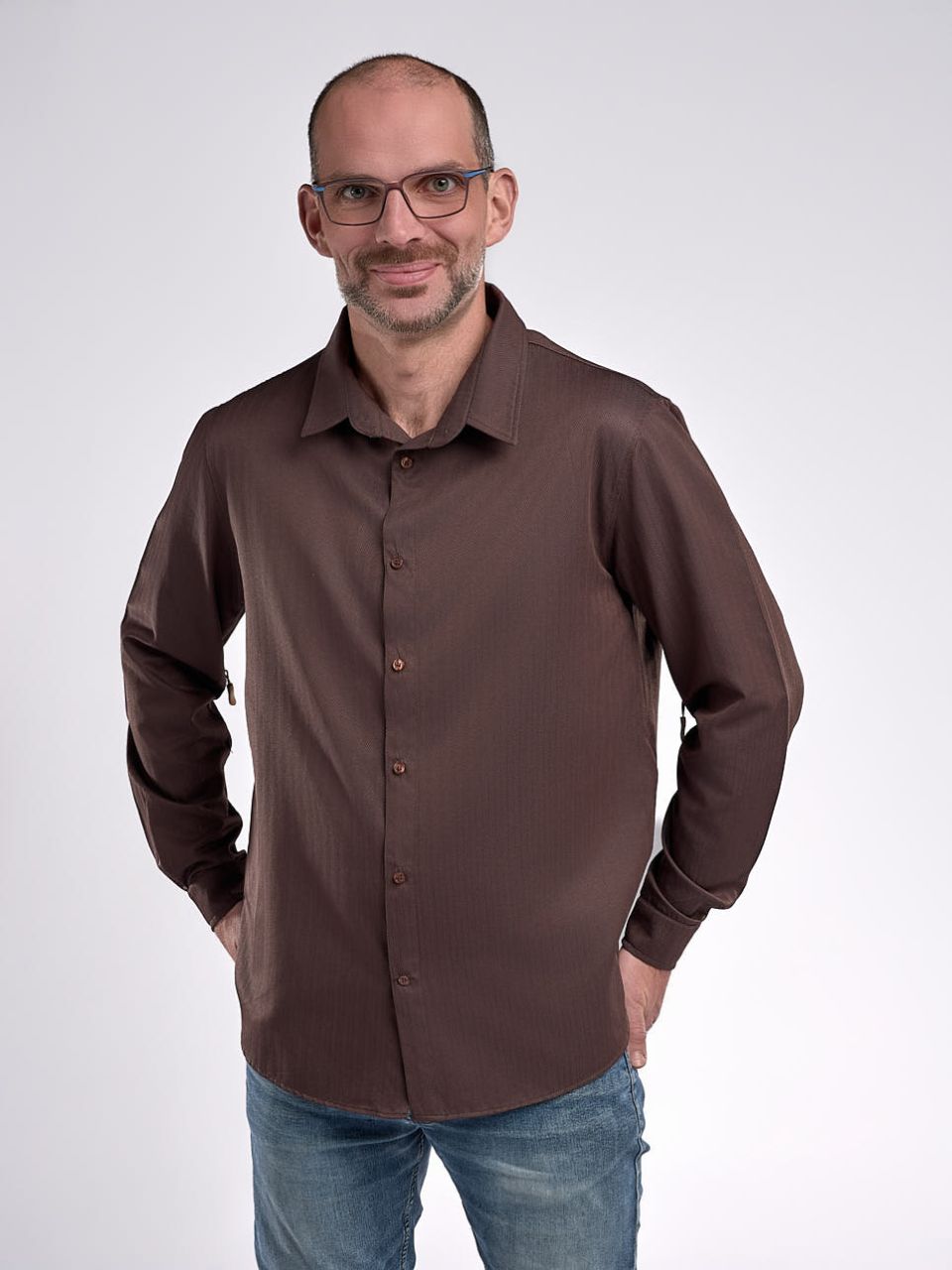 Chemise homme boutons aimantés ouverture zippée sur les côtés pour faciliter le passage des bras