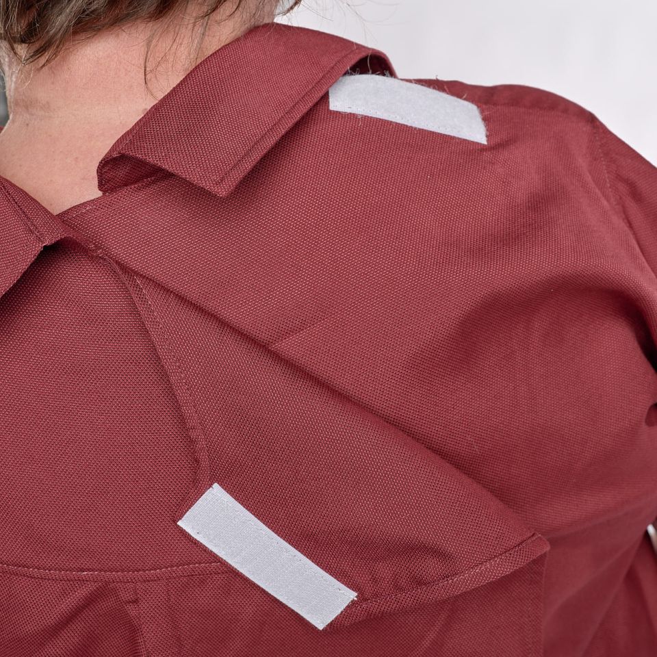 Chemise adaptative scratch dans le dos mixte ouverture complète dans le dos faux boutons sur le devant