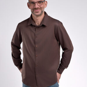 Chemise homme boutons aimantés ouverture zippée sur les côtés pour faciliter le passage des bras