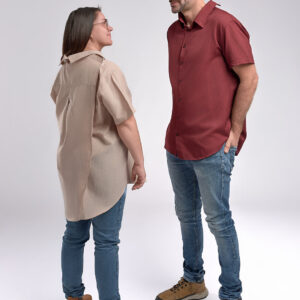 Chemise adaptative scratch dans le dos mixte ouverture complète dans le dos faux boutons sur le devant